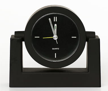 Uhr, Wecker, Tischuhr, Design, Ziffernblatt, Zeiger, Zeit des, Zeit, Zeitangabe, modern, moderne uhr, weißer Hintergrund, ausgeschnitten, Kreis, Minutenzeiger, Geometrische Figur, Studioaufnahme, gestalten, keine Leute, schwarze Farbe, drinnen, Instrument der Zeit, Nahansicht, einzelnes Objekt, Nummer, Uhrzeiger, Richtigkeit, Stunden Zeiger, Wanduhr, 2K, CC0, gemeinfrei, lizenzfrei