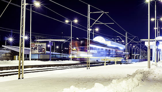 togstation, tog, bevægelse, vinter, hastighed, transportmidler, jernbane, hurtig, pendler, køretøj, teknologi, pendling, sne, belysning, kold temperatur, nat, belyst, jernbanetransport, sløret bevægelse, tog - køretøj, natur, bygget struktur, transportform, gade, arkitektur, dækker, bygning udvendig, lang eksponering, ingen mennesker, udendørs, spore, sner, 4K, CC0, offentligt domæne, royaltyfrie