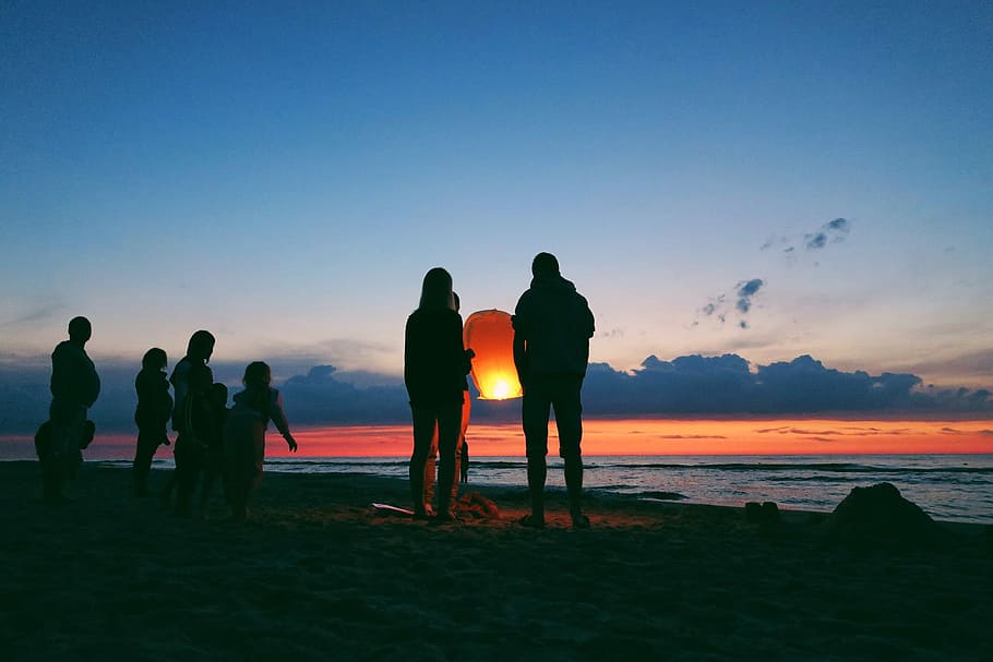 Silhouette, Person, halten, Himmelslaterne, Menschen, Strand, golden, Stunde, Laterne, Sonnenuntergang, Dämmerung, Blau, Himmel, Gruppe von Leuten, Meer, echte Menschen, Land, Schönheit in der Natur, Männer, Szenen - Natur, Lebensstile, Wasser, Freizeitbeschäftigung, Natur, orange Farbe, Zusammengehörigkeit, Frau, Horizont über Wasser, draußen, 1080P