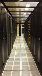 voie beige, salle des serveurs, centre de données, des ordinateurs, les serveurs, personne, à l'intérieur, l'Internet, La technologie, lien, la voie à suivre, serveur de réseau, direction, architecture, réseau informatique, illuminé, Les données, matériel d'éclairage, dans une rangée, Technologie sans fil, industrie, grille, la communication, Sécurité, Bureau, carrelage, lumière, plafond, 4K, CC0, domaine public, libre de droits