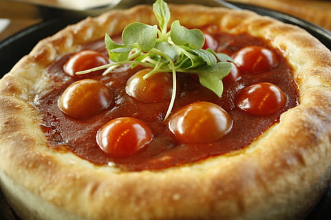 pie, pizza, tomat, kilde, forbinding, deco, til dejen, madlavning, ovn, mad og drikke, mad, friskhed, ingen mennesker, klar til at spise, indendørs, tæt på, sund kost, grøntsag, velvære, måltid, urt, kød, plade, portionsstørrelse, forarbejdet kød, overbærenhed, restaurant, italiensk mad, pynt, aftensmad, tomatsovs, morgenmad, 2K, CC0, offentligt domæne, royaltyfrie