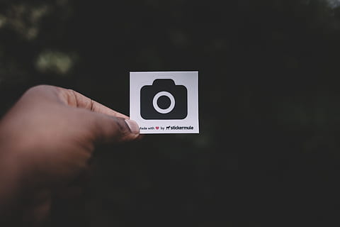 Person, halten, Weiß, Papier-, zeigt, Kamera-Illustration, Karte, Kamera, Grafik, cool, Aufkleber, Hand, Aufspritzen, menschliche Hand, Geschäft, Kamera - Fotoausrüstung, Menschen, Männer, menschliches Körperteil, Kommunikation, eine Person, Erwachsene, Körperteil, Zeichen, Nummer, Text, kopieren sie platz, menschlicher Finger, Finger, Sport, Erfolg, westliche Schrift, Emotion, Nahansicht, menschliches Glied, 5K, CC0, gemeinfrei, lizenzfrei