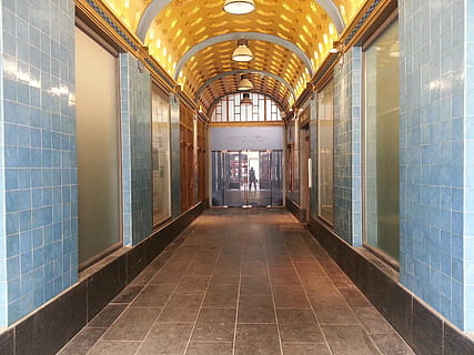 leipzig, trecere, ţiglă, arhitectură, Cladiri rezidentiale, Acasă, vechi, casa de intrare, în interior, coridor, pardoseală, construită, parchet gresie, tavan, direcţie, gol, nici o persoana, calea de urmat, zi, echipamente de iluminat, montare pe perete, arcadă, fereastră, clădire, arc, 2K