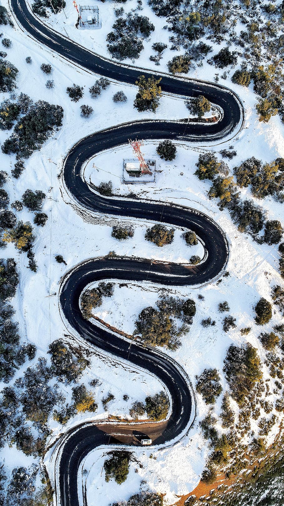 negre, carretera, arbres, durant el dia, cobert, neu, corba, bosc, arbre, De dalt a baix, vista aèria, vista del drone, vent, santiago, nieve, lo barnechea, xile, hisenda, santa martina, vista d’angle alt, transport, dia, cap gent, naturalesa, a l'aire lliure, hivern, planta, forma, temperatura de fred, automòbil, bellesa a la natura, forma geomètrica, cotxe, patró, roda, 4K