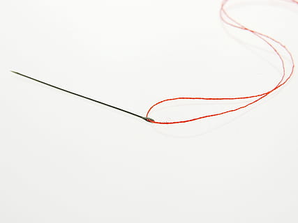 grigio, ago, rosso, filo, filo rosso, filato, cucire, filo per cucire, merceria, moda, design, Handarbeit, schneider, mestiere, nähutensilien, accessori per il cucito, kit da cucito, sartoria, creativo, medio Oriente, carta, sfondi, astratto, sfondo bianco, girato in studio, nessuno, avvicinamento, copia spazio, in casa, ritagliare, singolo oggetto, ago da cucito, natura morta, Colore bianco, stringa, due oggetti, arte e artigianato, cibo e bevande, creatività, 4K, CC0, dominio pubblico, privo di copyright