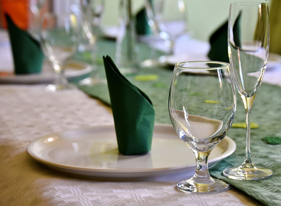 taula, pissarra, vaixella, taula gedeckter, gots, placa, tovallons, festiu, taula fixa, celebració, Festival, coberta, taula de banquets, decoració de taula, coberts, festa, verd, copa, color verd, Copa de vi, menjar i beguda, a l'interior, vidre, equipament per a la llar, configuració de lloc, configuració, refresc, alcohol, restaurant, cap gent, vidre - material, beure, centrar-se en primer pla, negocis, transparent, menjar, 1080P