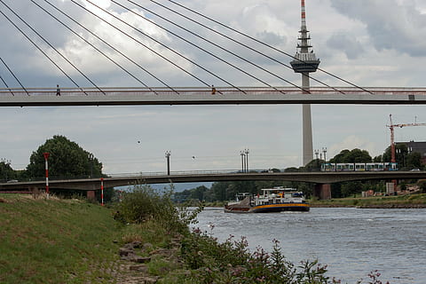 Mannheim, Neckar, silta, laiva, tv-torni, kuljetus, arkkitehtuuri, rakennettu rakenne, yhteys, vesi, silta - ihmisen rakenne, taivas, merenkulkualus, rakennuksen ulkoa, kuljetustapa, joki, matkustaa, luonto, tekniikka, pilvi - taivas, kaupunki, kasvi, päivä, ulkona, 4K, CC0, public domain, rojaltivapaa
