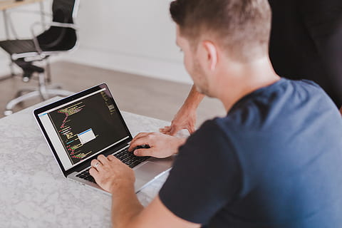 homme qui tape, macbook, pro, code, codage, la programmation, html, dactylographie, travail, affaires, mains, portable, ordinateur, La technologie, Bureau, Technologie sans fil, la communication, une personne, Hommes, lien, adulte, jeune adulte, utilisant un ordinateur portable, Vêtements décontractés, les jeunes hommes, séance, à l'intérieur, concentration, table, moderne, vue sur l'épaule, nouvelle entreprise, 5K, CC0, domaine public, libre de droits