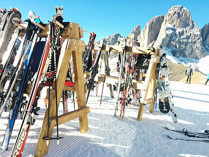 la neve, montagne, cielo, inverno, freddo, viaggio, all'aperto, sport, vacanza, montagna di neve, turismo, sciare, temperatura fredda, montagna, sport invernali, natura, luce del sole, giorno, catena montuosa, mezzi di trasporto, ombra, bellezza nella natura, cielo sereno, modo di trasporto, palo da sci, soleggiato, montagna innevata, stazione sciistica, 2K, CC0, dominio pubblico, privo di copyright