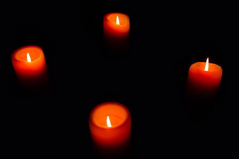 vela, luz de una vela, llama, rojo, naranja, fuego, quemar, oscuro, noche, decoración, Navidad, ligero, ardiente, calor - temperatura, iluminado, nadie, fuego - fenómeno natural, de cerca, fondo negro, brillante, adentro, naturaleza, equipo de iluminación, color naranja, celebracion, grupo de objetos, luminosidad, 5K