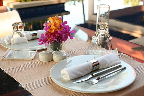 cinzento, inoxidável, colher de aço, garfo, branco, cerâmica, configuração de mesa, placa, jantar, almoço, talheres, guardanapo, banquete, decoração, restaurante, mesa, toalha de mesa, elegância, luxo, louças, Casamento, arranjo, copo de vinho, ninguém, copo de bebida, ajuste de lugar, Faca de mesa, celebração, organizando, configuração, dentro de casa, evento, flor, recepção de casamento, refeição, vidro, planta com flores, comer utensílio, utensílio de cozinha, equipamento doméstico, plantar, frescura, natureza, comida e bebida, vidro - material, colher, tapete de lugar, cabeça de flor, 2K, CC0, domínio público, royalty free