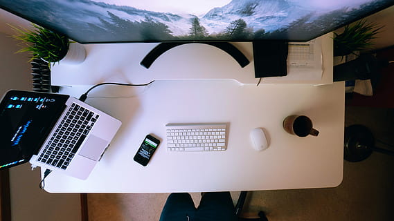 clavier Apple, Souris, portable, nettoyer, espace de travail, clavier, téléphone, tasse à café, design d'intérieur, ordinateur, affaires, la programmation, codage, Créatif, minimal, La technologie, meubles, table, la communication, lien, à l'intérieur, clavier d'ordinateur, équipement informatique, Technologie sans fil, Bureau, moniteur d'ordinateur, souris d'ordinateur, personne, agresser, ordinateur de bureau, lampe électrique, 5K, CC0, domaine public, libre de droits