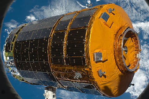 fotografía de primer plano, gris, amarillo, satélite, espacio, aeroespacial, espacio exterior, módulo, japonés, cielo, nubes, atmósfera, ciencia, tecnología, transporte, modo de transporte, día, nadie, vehículo aéreo, naturaleza, vehículo terrestre, al aire libre, transporte público, entrenar, transporte ferroviario, metal, motor, antiguo, tren - vehículo, arquitectura, avión, 4K, CC0, dominio público, libre de derechos