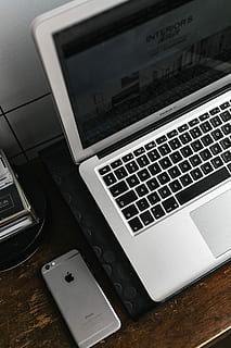 vue de face, portable, mobile, téléphone, en bois, de face, vue, téléphone portable, Bureau, espace de travail, lieu de travail, ordinateur, clavier, macbook, La technologie, iphone, iphone 6, bureau en bois, téléphone intelligent, élégant, Macbook Air, bureau à domicile, écran, iphone 6s, l'Internet, clavier d'ordinateur, moniteur d'ordinateur, affaires, personne, équipement, mobilité, couleur argentée, équipement électrique, Technologie sans fil, style rétro, la communication, lien, dispositif d'information portable, à l'intérieur, table, fermer, la musique, nature morte, vue grand angle, équipement informatique, équipement audio, clé d'ordinateur, 4K