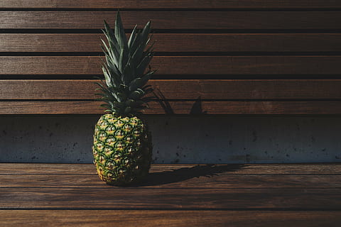 Ananasfrucht, Ananas, Dessert, Vorspeise, Obst, Saft, Ernte, Stuhl, Bank, Holz, gesundes Essen, Essen und Trinken, Lebensmittel, Holz - Material, Frische, keine Leute, drinnen, Tag, Wohlbefinden, Tropische Frucht, Tabelle, grüne Farbe, einzelnes Objekt, Stillleben, Schatten, Natur, Sonnenlicht, Zimmerpflanze, 5K, CC0, gemeinfrei, lizenzfrei