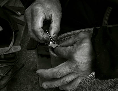 Arbeit, Zimmermann, Kunst, menschliche Hand, Hand, menschliches Körperteil, halten, echte Menschen, Arbeiten, Besetzung, eine Person, menschlicher Finger, Körperteil, Finger, Fertigkeit, Männer, Nahansicht, Ausrüstung, Arbeitsgerät, Sachverstand, Erwachsene, Richtigkeit, 4K, CC0, gemeinfrei, lizenzfrei