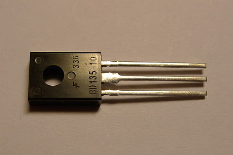 Transistor, bd, 135, elektronisch, Hardware-, bis-126, Nahansicht, Metall, Kommunikation, drinnen, keine Leute, Stillleben, Studioaufnahme, Text, Verbindung, Zeichen, silberfarben, Technologie, Nummer, einzelnes Objekt, Holz - Material, Tabelle, ausgeschnitten, Warnschild, Elektrizität, farbiger Hintergrund, elektrische Ausrüstung, 1080P, CC0, gemeinfrei, lizenzfrei