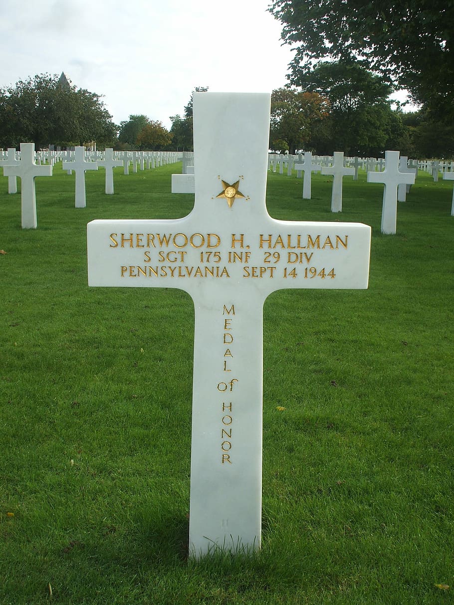 creu, cau, guerra, normandía, cementiri americà, soldat, militar, segona Guerra Mundial, cementiri, silenci, herba, arbre, làpida, color verd, planta, tomba, naturalesa, dia, camp, cap gent, terra, memorial, religió, cel, pedra, a l'aire lliure, 2K