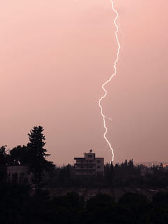 lyn, nat, torden, lys, regn, himmel, storm, sky - himmel, magt i naturen, tordenvejr, strøm, skønhed i naturen, natur, ingen mennesker, træ, silhuet, forked lightning, dramatisk himmel, bygning udvendig, elektricitet, bygget struktur, plante, arkitektur, udendørs, lilla, 2K, CC0, offentligt domæne, royaltyfrie