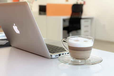 kop, cappuccino, ved siden af, sølv macbook, bærbar, computer, moderne, teknologi, elektronik, internet, browser, macbook, æble, forskning, trådløs teknologi, bord, drikke, meddelelse, forfriskning, forbindelse, mad og drikke, kaffe, drikkeglas, kaffe - drikke, glas, stilleben, husholdningsudstyr, forretning, indendørs, kontor, ingen mennesker, 1080P, CC0, offentligt domæne, royaltyfrie