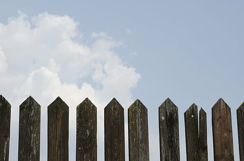 recinto, cielo, giorno, barriera, nessuno, confine, legno - materiale, nuvola - cielo, natura, protezione, sicurezza, modello, fianco a fianco, di fila, all'aperto, la tranquillità, steccato, bellezza nella natura, Colore bianco, post in legno, 4K, CC0, dominio pubblico, privo di copyright