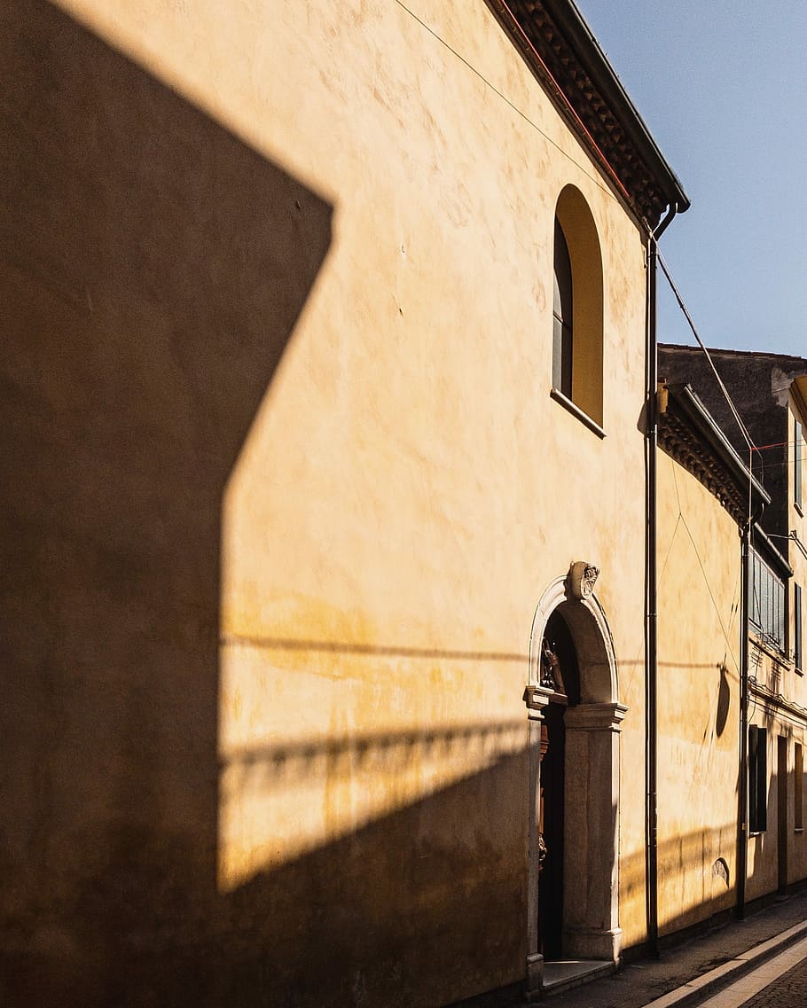 edifici de formigó marró, arquitectònic, fotografia, marró, concret, casa, paret, edifici, ombra, sol, llum, fosc, porta, finestra, urbà, carrer, maó, geometria, primavera, groc, Itàlia, arquitectura, estructura construïda, exterior de l'edifici, llum solar, dia, cap gent, naturalesa, arc, a l'aire lliure, ciutat, barri residencial, lloc de culte, funció de construcció de parets, vista d’angle baix, equips d’il·luminació, llum elèctrica, 2K