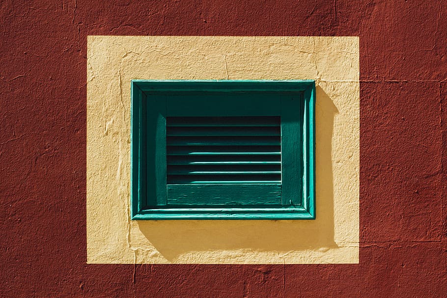 fotografie, verde, de lemn, fereastră, timpul zilei, usa de caine, a închide, perete, pătrat, a picta, arhitectură, construită, exteriorul clădirii, montare pe perete, clădire, nici o persoana, zi, în aer liber, casă, închis, lumina soarelui, zonă rezidențială, texturată, roșu, Securitate, culoare portocalie, cadru complet, rama ferestrei, 5K