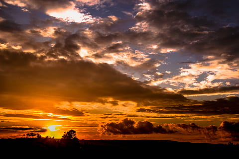 Silhouette, Bäume, Wolken, Sonnenuntergang, Sonne, Himmel, Wolkenspiel, abendstimmung, untergehende Sonne, Natur, Abendhimmel, Dämmerung, Romantik, Himmelsfarben, Dramatischer Himmel, wolke - himmel, szenen, Wolkengebilde, Wetter, Sonnenlicht, Szenen - Natur, Schönheit in der Natur, ruhige Szene, orange Farbe, Ruhe, Umgebung, Landschaft, idyllisch, keine Leute, Nicht-städtische Szene, Scheu, Land, draußen, 5K, CC0, gemeinfrei, lizenzfrei