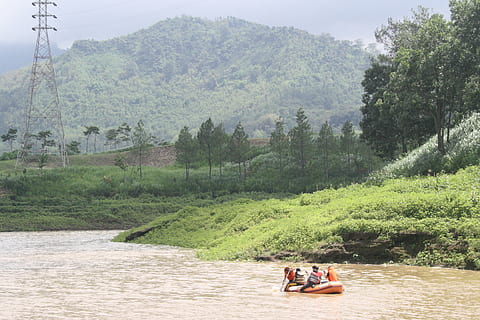 See, Ruderboot, indonesisch, Java, Zelt, Aktivitäten in der Natur, Pflanze, Baum, echte Menschen, Wachstum, Schönheit in der Natur, Natur, Tag, Freizeitbeschäftigung, Lebensstile, Berg, Männer, Szenen - Natur, Sitzung, Transport, grüne Farbe, Land, zwei Menschen, Zusammengehörigkeit, Nicht-städtische Szene, draußen, 4K, CC0, gemeinfrei, lizenzfrei