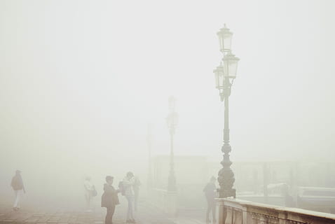 foto, bambini, in piedi, calcestruzzo, roa, fotografia di silhouette, gruppo, persone, parco, coperto, nebbia, nube, ponte, lanterna, architettura, città, struttura costruita, gruppo di persone, natura, destinazioni di viaggio, Torre, persone reali, esterno dell'edificio, cielo, viaggio, turismo, uomini, a piedi, giorno, vita di città, all'aperto, 2K, CC0, dominio pubblico, privo di copyright