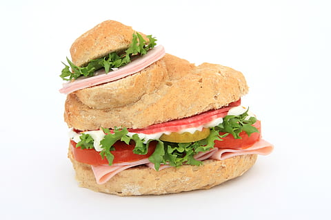 kanapka z mięsem, sałata, pomidor, chleb, brązowy, kok, burger, kalorie, ser, zbliżenie, kolor, pyszne, dieta, jedzenie, szybki, świeży, korniszon, złoty, szynka, zdrowie, zdrowy, odosobniony, soczysty, załadowany, obiad, makro, Mayo, majonez, mięso, odżywianie, pożywny, otyłość, cebula, marynata, rolka, Sałatka, salami, kanapka, szczupły, odchudzanie, przekąska, pomidory, niezdrowy, biały, pełnoziarnisty, posiłek, świeżość, smakosz, warzywo, zdrowe odżywianie, jedzenie i picie, odetnij, studio strzał, białe tło, owoc, Gotowy do jedzenia, dobre samopoczucie, fast food, żadnych ludzi, brązowy chleb, 2K, CC0, domena publiczna, darmowe zdjęcia