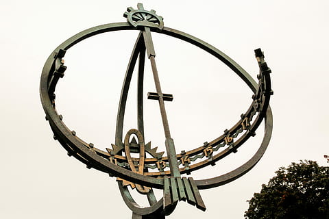 rellotge, rellotge de sol, temps, temps, temps, temps indicatiu, sol, hores, dígits, art, cultures, esport, cel, cap gent, dia, vista d’angle baix, metall, cercle, naturalesa, forma geomètrica, cultura i entreteniment artístic, forma, a l'aire lliure, cel clar, passeig pel parc d’atraccions, Parc d'atraccions, arbre, primer pla, planta, art i artesania, silueta, pol, recinte firal, 4K, CC0, domini públic, lliure de regalies