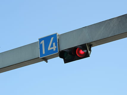 verkeerslichten, rood, licht, houden, verkeer, hou op, verkeerslicht, verkeersbord, lichtsignaal, signaallamp, teken, heldere lucht, blauw, communicatie, de begeleiding, hemel, weg, geen mensen, stoplicht, richting, architectuur, verkeerssignaal, stad, natuur, buitenshuis, dag, veiligheid, verlichtingsapparatuur, 4K, CC0, publiek domein, royaltyvrij