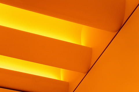 orangefarbene Wand, Neon-, Decke, kreativ, Orange, die Architektur, orange Farbe, rot, abstrakt, Gelb, Design, Muster, keine Leute, Licht - natürliches Phänomen, Hintergründe, gestalten, beleuchtet, drinnen, Nahansicht, Vollbild, Lichtanlage, glühend, Box, Studioaufnahme, Neigung, Geschäft, Winkel, abstrakte Hintergründe, 2K, CC0, gemeinfrei, lizenzfrei