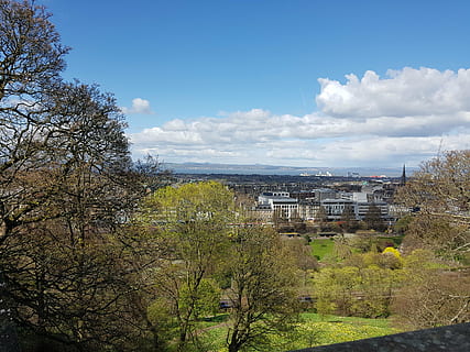 Pohled, nebe, mrak, Edinburgh, strom, architektura, exteriér budovy, budova, rostlina, stavba, Příroda, rezidenční čtvrti, město, mrak - nebe, nikdo, den, venku, vysoký úhel pohledu, voda, Dům, panoráma města, destinace, 4K, CC0, veřejná doména, bez autorských práv