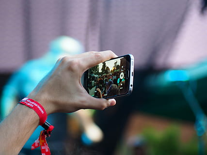 dłoń, makro, mężczyzna, nagranie, smartfon, technologia, inteligentny telefon, sprzęt, ludzka ręka, technologia bezprzewodowa, skupić się na pierwszym planie, telefon komórkowy, tematy fotograficzne, fotografowanie, porozumiewanie się, przenośne urządzenie informacyjne, część ludzkiego ciała, trzymać, czynność, jedna osoba, prawdziwi ludzie, ekran, połączenie, ekran urządzenia, telefon, na dworze, 4K, CC0, domena publiczna, darmowe zdjęcia