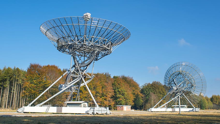 blanc, gris, satèl·lits, ràdio, telescopi, espai, tecnologia, antena, astronomia, ciència, comunicació, plat, satèl·lit, observatori, cel, matriu, equipament, recerca, receptor, roda de ferris, estructura construïda, Parc d'atraccions, passeig pel parc d’atraccions, blau, dia, exterior de l'edifici, a l'aire lliure, cap gent, antena parabòlica, comunicacions globals, arquitectura, naturalesa, arbre, connexió, generació de combustible i energia, planta, tecnologia sense fils, transport, torre, aliatge, 1080P