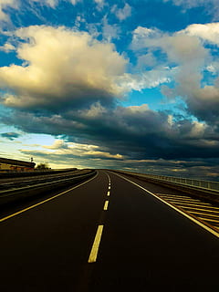 strada asfaltata nera, nube, strada, blu, mezzi di trasporto, autostrada, nuvola - cielo, la strada davanti, linea di divisione, all'aperto, dritto, nessuno, cartello, simbolo, cielo, segnaletica stradale, marcatura, direzione, prospettiva decrescente, natura, punto di fuga, strada vuota, ambiente, scena tranquilla, bellezza nella natura, lungo, 4K, CC0, dominio pubblico, privo di copyright