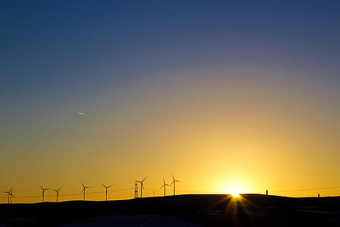 Windkraftanlagen, Landschaft, Turbine, Windkraftanlage, Elektrizität, Kraftstoff- und Stromerzeugung, Generator, Windkraft, Natur, Umgebung, alternative Energie, Sonnenuntergang, Technologie, Energie, Wind, Himmel, Industrie, Leistung, Propeller, Netzteil, Umweltschutz, drehen, Sonne, Recycling, erneuerbare Energie, Schönheit in der Natur, Silhouette, Szenen - Natur, orange Farbe, kopieren sie platz, ruhige Szene, Ruhe, keine Leute, nachhaltige ressourcen, draußen, Linseneffekt, hell, 4K, CC0, gemeinfrei, lizenzfrei
