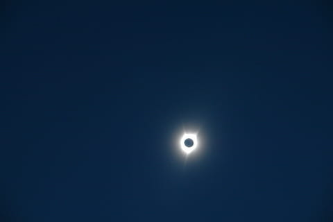 eclipse de salem 2017, foto, solar, eclipse, cielo, Eclipse solar, Dom, Luna, 2017, noche, copia espacio, azul, nadie, naturaleza, Luna llena, iluminado, oscuro, espacio, al aire libre, belleza en la naturaleza, luz de la luna, silueta, escena tranquila, astronomía, solo objeto, tranquilidad, vista de ángulo bajo, brillante, 2K, CC0, dominio público, libre de derechos