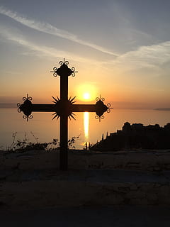 Grècia, athos, posta de sol, creu, silueta, cristianisme, religió, crucifix, vespre, cel, retroil·luminat, espiritualitat, sortida del sol - alba, naturalesa, Jesucrist, nit, sol, a l'aire lliure, arquitectura, color taronja, núvol - cel, escenics - natura, bellesa a la natura, cap gent, tranquil·litat, terra, escena tranquil·la, estructura construïda, idíl·lic, aigua, escena no urbana, 2K, CC0, domini públic, lliure de regalies