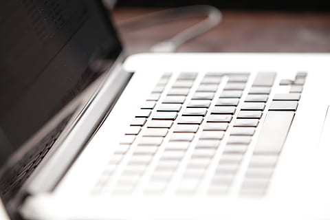 tæt på, Foto, åbnet, macbook, pro, computer, teknologi, pc, mikro processor, åben computer, chip, mike, tastatur, sangtekster, mac, nethinden, Skærm, bærbar, selektiv fokusering, meddelelse, computerudstyr, trådløs teknologi, computer tastatur, indendørs, forbindelse, ingen mennesker, kunstkultur og underholdning, stilleben, computer del, fokus på forgrunden, bord, musik, computer nøgle, 4K, CC0, offentligt domæne, royaltyfrie