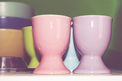 Nahansicht, Foto, zwei, Rosa, Keramik, Tassen, Eierbecher, Geschirr, Frühstück, Abdeckung, Tasse, Essen, Tischtuch, Porzellan, dekorativ, drinnen, keine Leute, Stillleben, pinke Farbe, Fokus auf den Vordergrund, Zuhause, Toilette, Gruppe von Objekten, Tabelle, weiße Farbe, Wohnraum, Finanzen, mehrfarbig, Tag, Essen und Trinken, drei Objekte, Krug - Krug, 4K, CC0, gemeinfrei, lizenzfrei