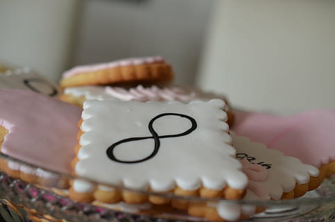 végtelenség, aprósütemény, cukor cookie, ünneplés, esemény, édes, édes étel, étel és ital, élelmiszer, desszert, torta, sült, fedett, elnézés, Esküvői torta, nem ember, evésre kész, frissesség, kísértés, esküvő, közelkép, szelektív összpontosít, egészségtelen táplálkozás, húsvéti torta, 4K, CC0, közkincs, jogdíjmentes