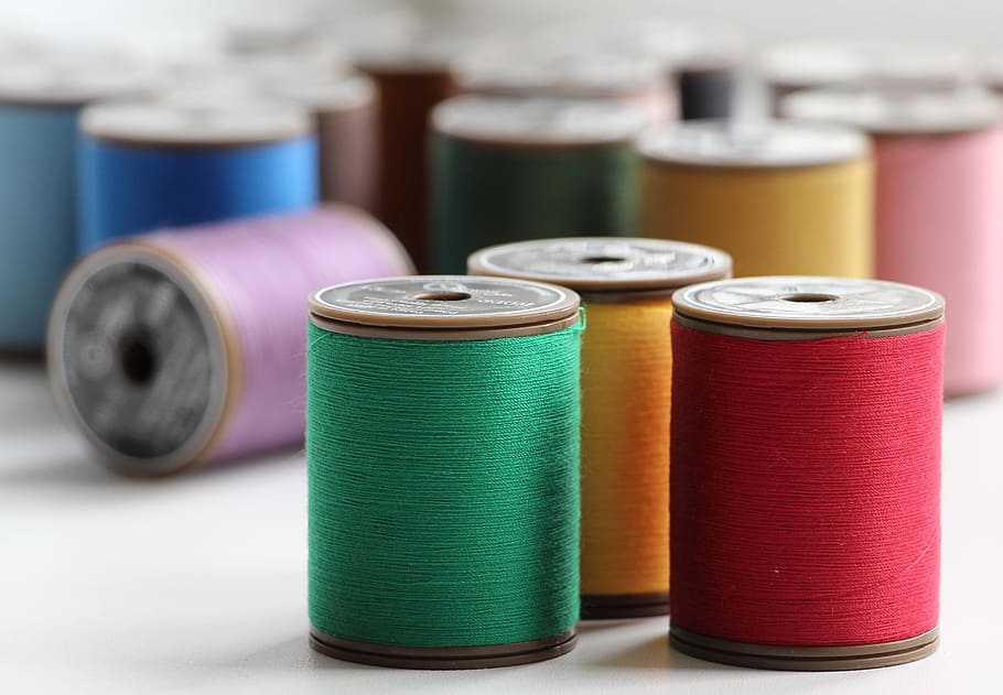 lot de fils de colors variats, blanc, superfície, fil, costura, fet a mà, cosir, pasatemps, passió, multicolor, bobina, grup d'objectes, a l'interior, elecció, cap gent, variació, art i artesania, primer pla, article de costura, tèxtil, llana, en fila, tir de l'estudi, grup, grup mitjà d'objectes, indústria, cotó, 2K