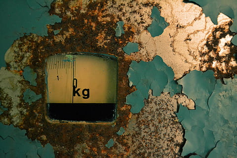 scale, old, weight, paint, flaking, peeling, deteriorated, measurement, equipment, old-fashioned, tool, kilogram, no people, abandoned, weathered, damaged, rusty, decline, run-down, close-up, number, deterioration, obsolete, metal, peeled, day, textured, outdoors, water, architecture, wall - building feature, concrete, ruined, 4K, CC0, public domain, royalty free