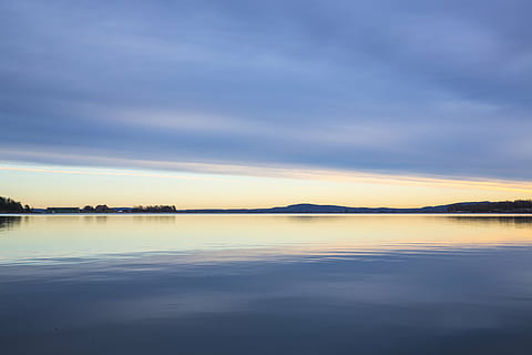 podświetlany, plaża, piękny, chmury, Zachmurzone niebo, świt, światło dzienne, zmierzch, wieczór, horyzont, jezioro, krajobraz, światło, Natura, ocean, na dworze, spokojny, odbicie, rzeka, sceniczny, morze, pejzaż morski, sylwetka, niebo, słońce, wschód słońca, zachód słońca, podróżować, woda, zimowy, scenics - natura, spokojna scena, spokój, piękno natury, nabrzeże, chmura - niebo, niebieski, żadnych ludzi, idylliczny, scena pozamiejska, stojąca woda, 5K, CC0, domena publiczna, darmowe zdjęcia