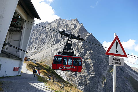 skjold, oppmerksomhet, warnschild, advarsel, informasjonstavler, taubane, fjellstasjon, fjellbane, gondol, transportere, ankomst, fare, transport, utendørs, veiskilt, bevegelse, ingen folk, fjell, skilt, bygget struktur, arkitektur, tekst, bygge eksteriør, vei, kommunikasjon, dag, himmel, natur, bygning, informasjon, fjellkjede, vestlig skript, manus, informasjonsskilt, veiledning, snødekte fjell, dannelse, 5K, CC0, offentlig domene, opphavsrett gratis
