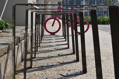 prospettiva, cerchio, piazza, le forme, modello, design, geometrico, pattern ritmico, metallo, struttura costruita, architettura, giorno, nessuno, natura, portabiciclette, ringhiera, sicurezza, protezione, sentiero, rosso, all'aperto, luce del sole, città, esterno dell'edificio, di fila, barriera, cancello, 5K, CC0, dominio pubblico, privo di copyright