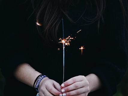 kvinne som holder sparkler, mørk, kinaputt, hender, gnist, sparkler, brenning, natt, én person, bare en mann, belyst, feiring, flamme, fyrverkeri - menneskeskapt objekt, hånd, fyrverkeri, menneskelig hånd, holding, ekte folk, gnister, menneskelig kroppsdel, Brann, brann - naturlig fenomen, bevegelse, begivenhet, glødende, kunstkultur og underholdning, finger, 5K, CC0, offentlig domene, opphavsrett gratis